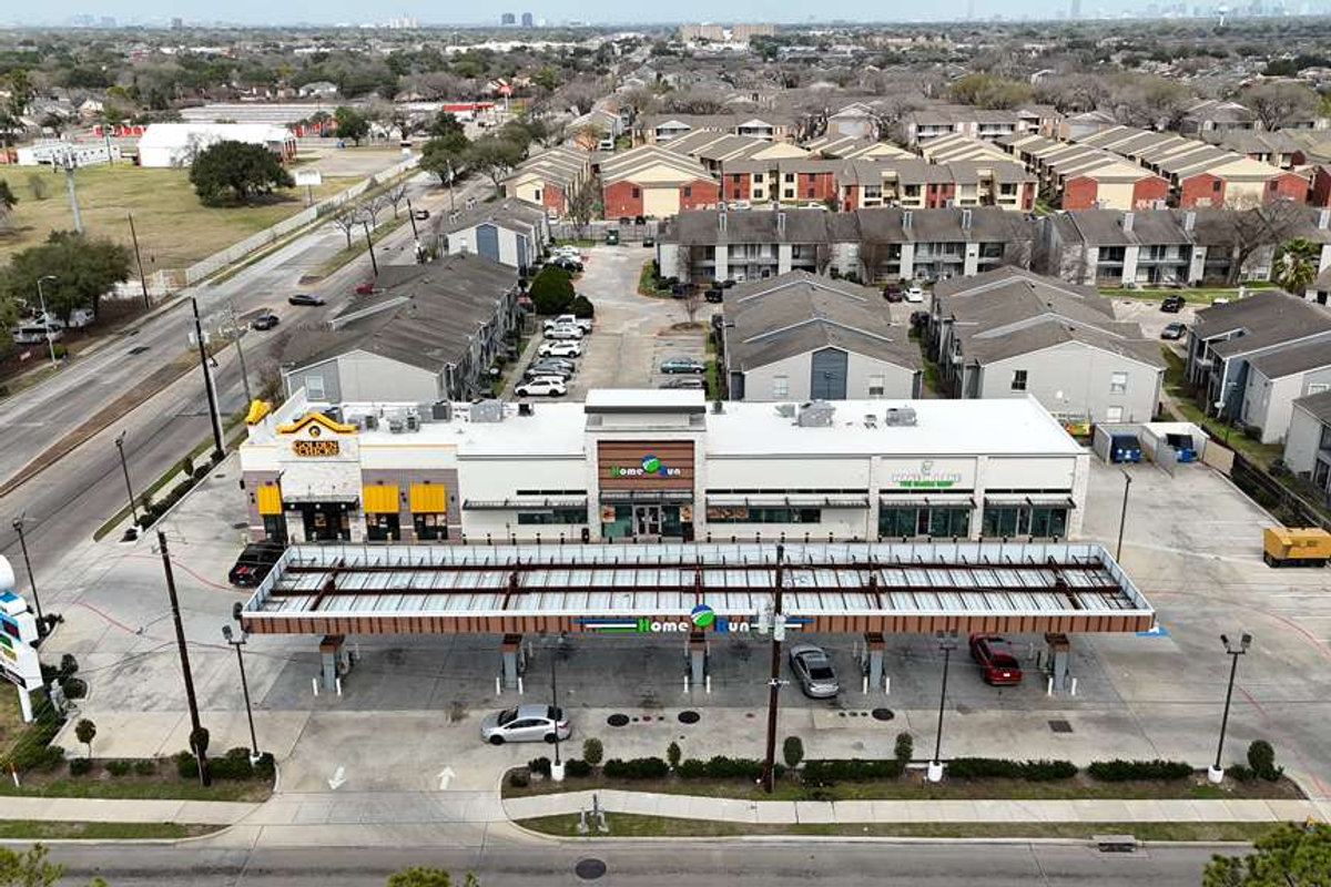 Retail property in 6690 W Airport Blvd, Houston, TX 77035 — Retail Store
