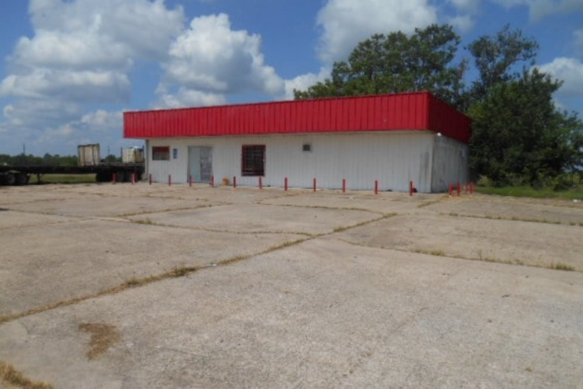 Retail property in El Campo, TX 77437 — 4860 S State Highway 71